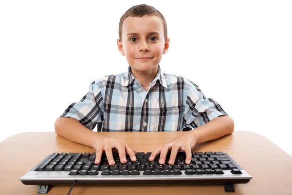 Güzel bir çocuk, klavye — Stok fotoğraf