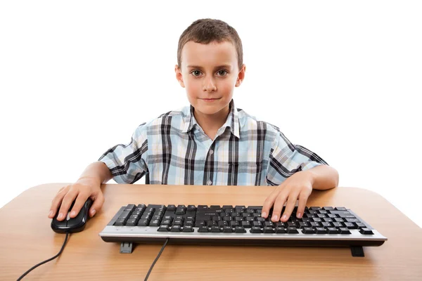 Ребенок с помощью клавиатуры и мыши — стоковое фото