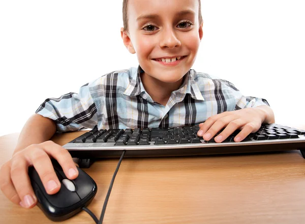 Niño usando el teclado y el ratón — Foto de Stock