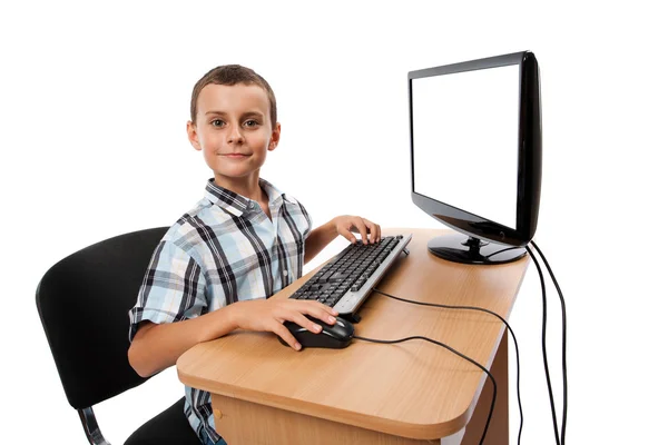 Kid på hans dator. monitorn kan användas som copyspace. — Stockfoto