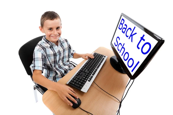 Kid på hans dator. monitorn kan användas som copyspace. — Stockfoto