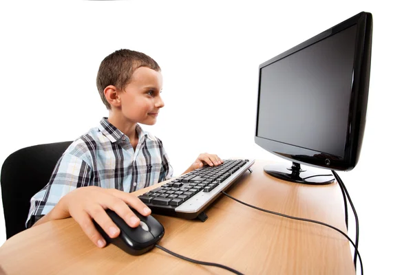 Un ragazzo al suo pc. Monitor può essere utilizzato come copyspace . — Foto Stock