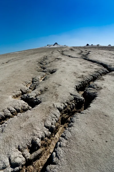 Gebarsten grond van modderige vulkanen in Roemenië — Stockfoto