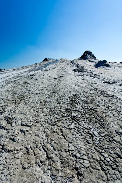 Gebarsten grond van modderige vulkanen in Roemenië — Stockfoto
