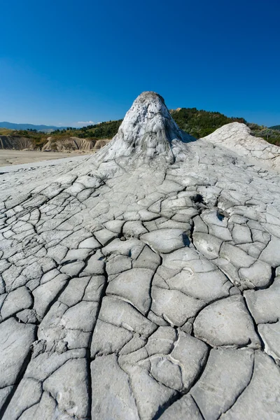 ルーマニアでの泥の火山からの地面のひび割れ — ストック写真