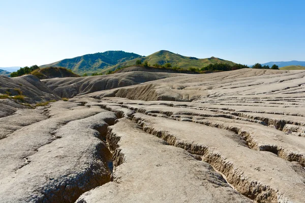 Трещины в почве грязных вулканов Румынии — стоковое фото