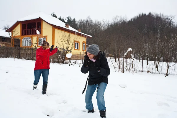 Leker i snön — Stockfoto