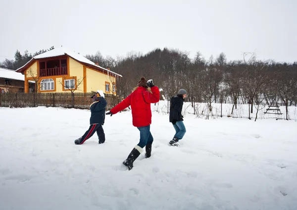 Rodinnou zábavu na sněhu — Stock fotografie