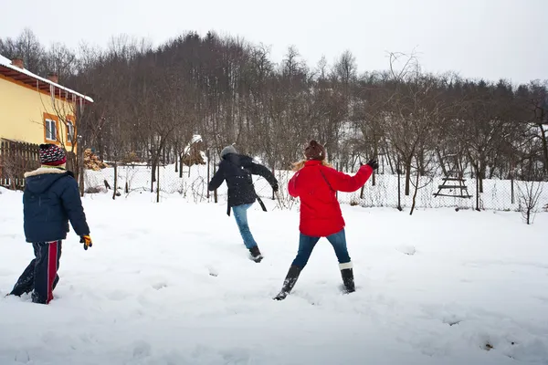 雪の中で家族の楽しみ — ストック写真