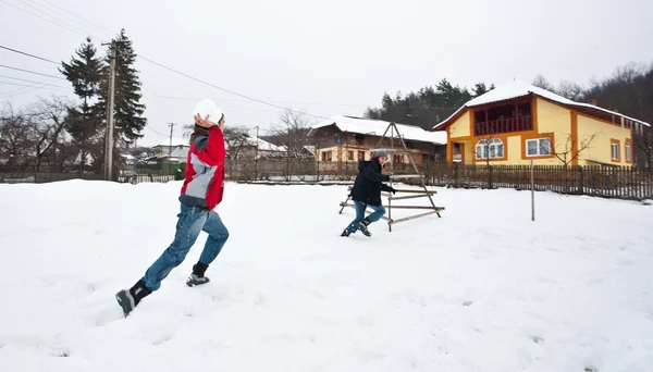 Mladý pár, zábava na sněhu — Stock fotografie