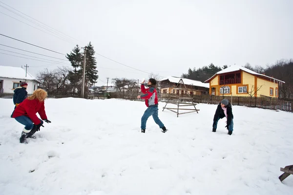 Plaisir en famille dans la neige — Photo