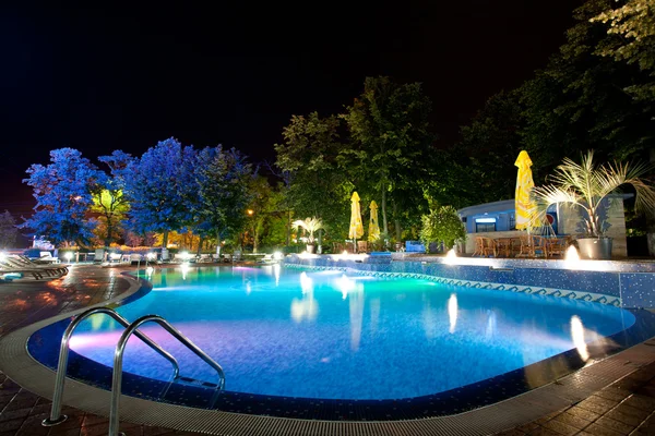 밤에 호텔 수영장 — 스톡 사진