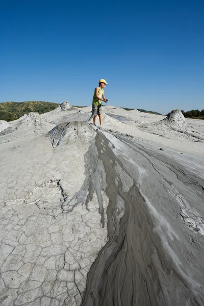 Schattige jongen spelen op de modderige vulkanen — Stockfoto
