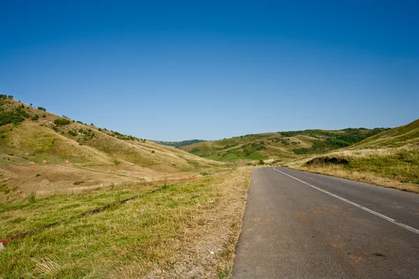 Route durch Hügel — Stockfoto