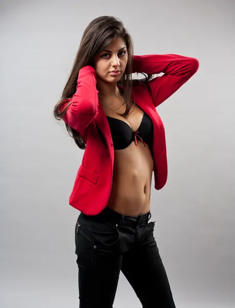 Prachtige jonge dame in rode jas Stockfoto