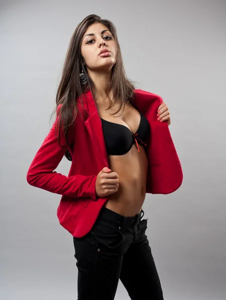赤いコートの豪華な若い女性 ストック画像