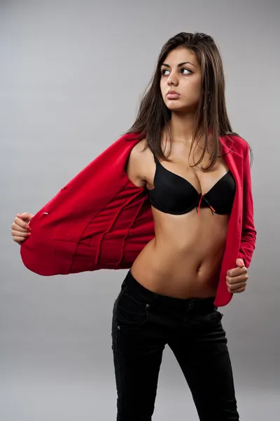Hinreißende junge Dame im roten Mantel lizenzfreie Stockbilder