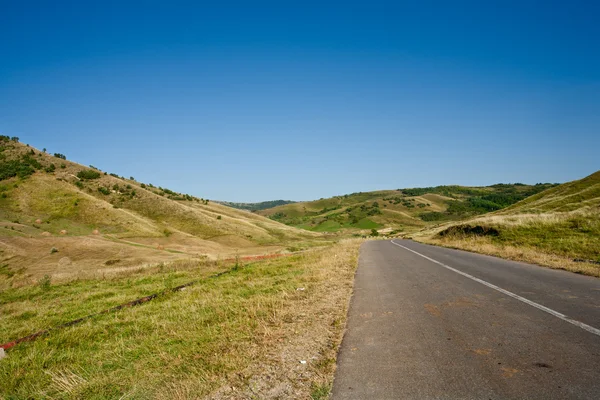 Ruta que atraviesa colinas — Foto de Stock