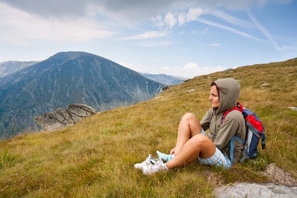 Alp bir manzara içinde güzel bir kadın — Stok fotoğraf