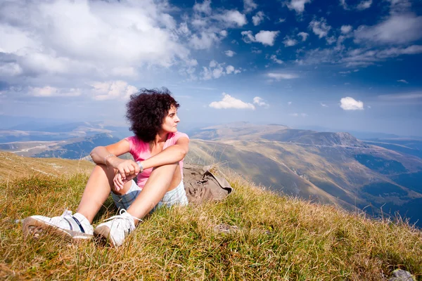 Mooie vrouw in een alpine landschap — Stockfoto