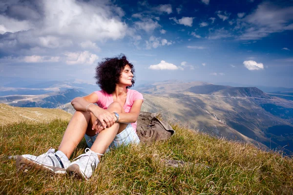 Красива жінка в альпійському пейзажі — стокове фото