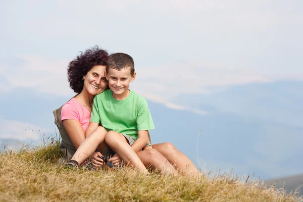 母と息子、山中 — ストック写真