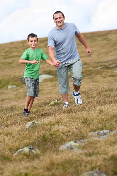 Far och son i bergen — Stockfoto