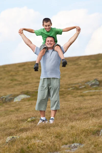 Отец и сын играют на открытом воздухе — стоковое фото