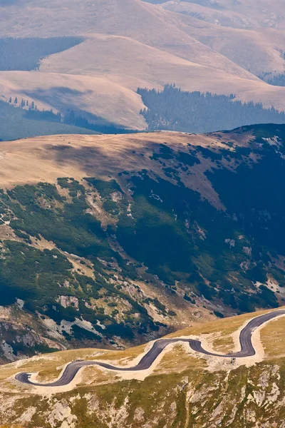 Ελικοειδή δρόμο μέσα από τα βουνά — Φωτογραφία Αρχείου
