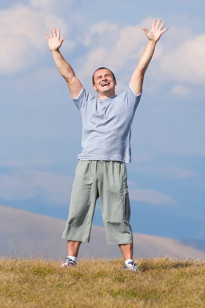 Homem feliz ao ar livre — Fotografia de Stock