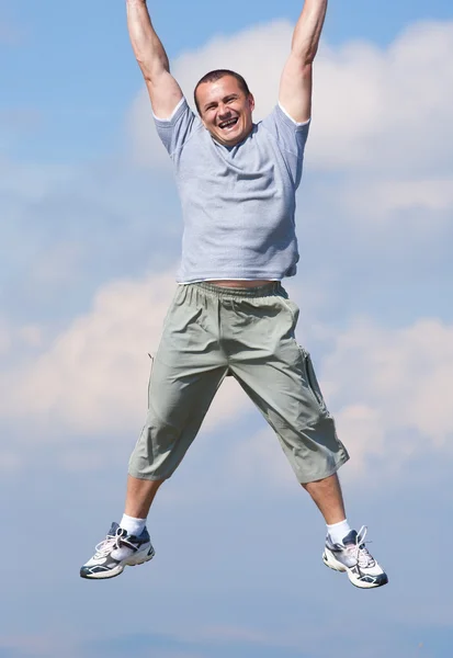 Šťastný muž visící z horního okraje obrázku — Stock fotografie