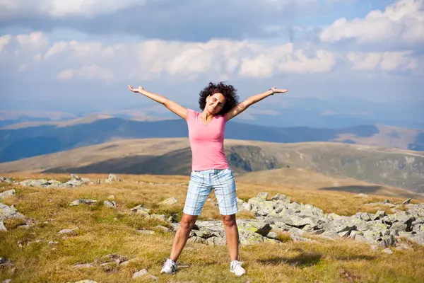 Приваблива молода леді на відкритому повітрі в горах — стокове фото