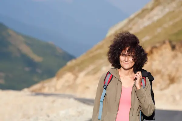Attraktive junge Frau im Freien in den Bergen — Stockfoto