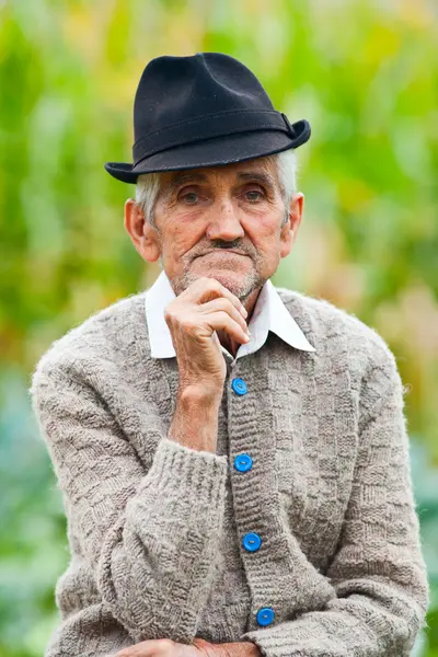 Uomo anziano all'aperto — Foto Stock