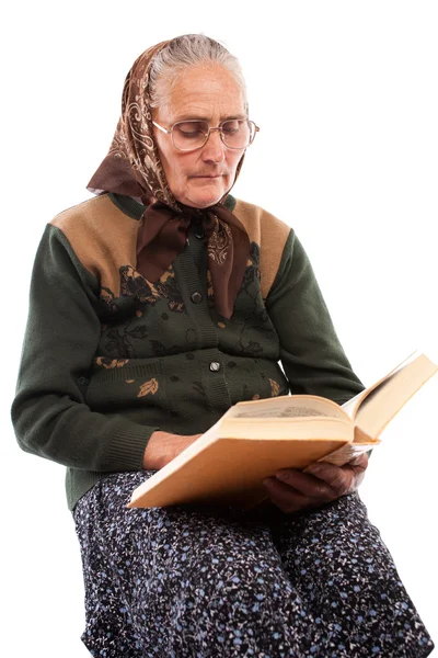 Femme âgée lisant — Photo