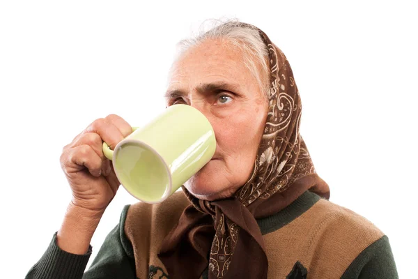Ανώτερος γυναίκα που πίνει νερό από ένα φλιτζάνι — Φωτογραφία Αρχείου