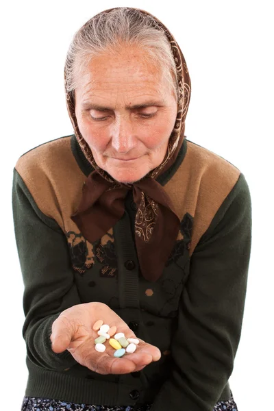 Femme âgée prenant des pilules — Photo