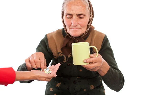 Senior vrouw nemen pillen — Stockfoto