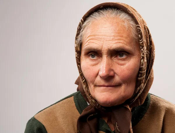 Старшая женщина с платком — стоковое фото