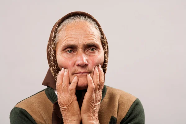年配の女性のスタジオ ポートレート — ストック写真