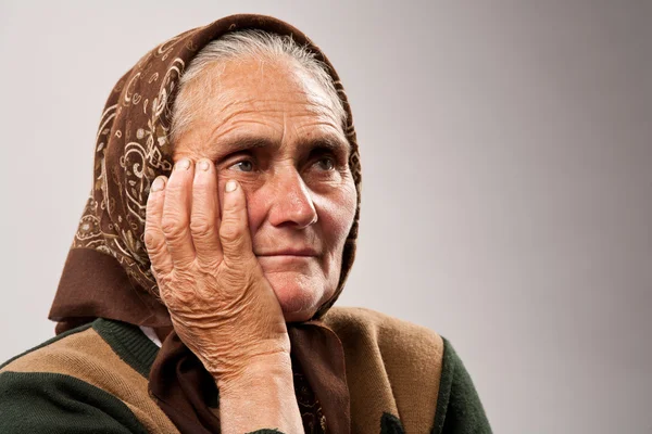 Портрет старшої жінки студії — стокове фото