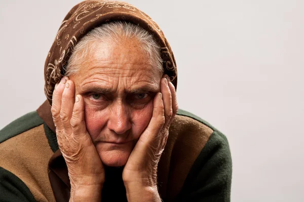Starší žena studiový portrét — Stock fotografie