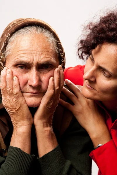 Consolando os idosos — Fotografia de Stock