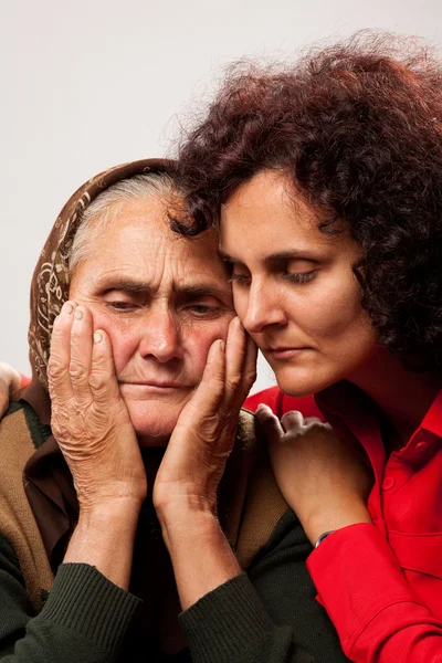 Consolando os idosos — Fotografia de Stock