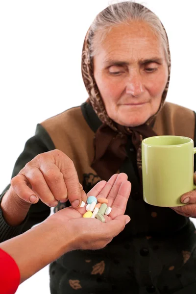 Femme âgée prenant des pilules Photo De Stock