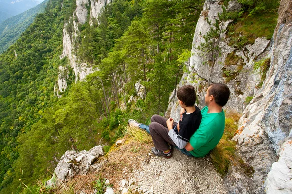 Vater und Sohn in den Bergen — Stockfoto