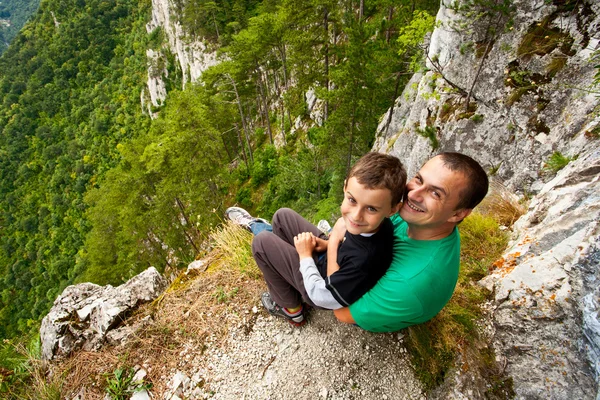 Отец и сын в горах — стоковое фото