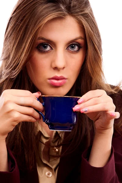Гламурная деловая женщина с кофейной чашкой — стоковое фото