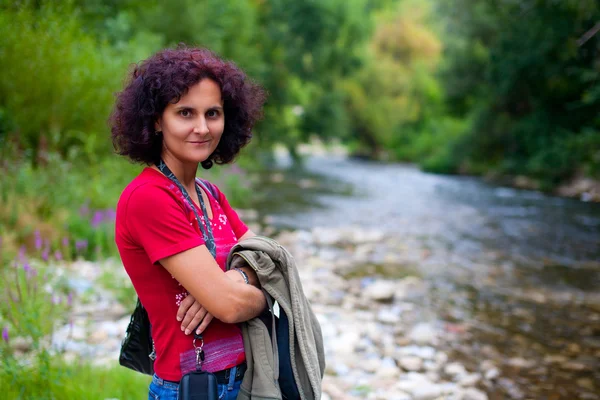 Vrouw buiten in de buurt van de rivier — Stockfoto