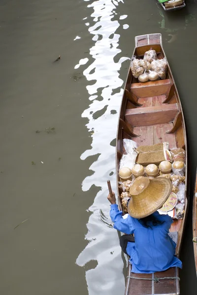 AMPAWA - vendeurs de nourriture tout en travaillant sur des bateaux — Photo